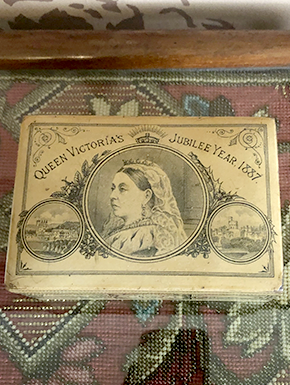 Possible snuff box with "Queen VIctoria's Jubilee Year, 1887" and her portrait